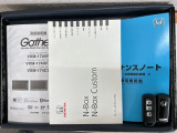 スマートキーは鍵をバッグに入れたままでもドアロックの開閉やエンジンのON・OFFができます。夜間や雨の日も鍵を探さなくて良いので便利です。