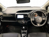 シンプルながら機能性あふれる運転席廻りです。視界性もよく、運転しやすいですよ。