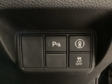 Hondaセンシング用の、VSA(ABS+TCS+横滑り抑制)解除と路外逸脱抑制機能のオンオフスイッチなどはハンドルの右側に装備しています。