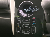 【オートエアコン】一度お好みの温度に設定すれば、車内の温度を検知し風量や温度を自動で調整。暑い&hellip;寒い&hellip;と何度もスイッチ操作をする必要はありません。快適な車内空間には必須の機能ですね♪