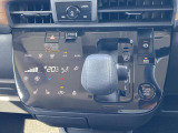 オートエアコンで温度調整も楽チン!四季を問わず快適に運転することが出来ます。