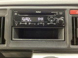 純正CDチューナーにはAUX入力端子がついてますので外部入力から音楽などを楽しめます。その下には1DIN分の小物入れがついています。CDケースなどを入れるのに便利です。
