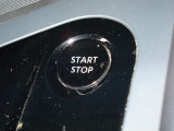 使い勝手の良いプッシュエンジンスターター装備♪鍵をカバンやポケットなどから取り出さずにエンジンを始動出来ます☆鍵を回す必要も探す必要もございません!