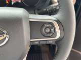 【クルーズコントロール】アクセル操作なしで一定速度を保つ機能。先行車との距離を自動調整する追従型が主流で、高速走行時の疲労を劇的に軽減します。長距離移動が多いお客様への商談では必須の快適装備です。
