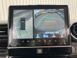 360度ビューカメラを搭載。4方の小型カメラの映像を処理し、車両真上からの映像に変換しています。