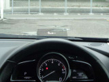 【ヘッドアップディスプレイ】前方を向いたまま、車速などの情報が表示されるため、より安全に運転が可能です。