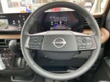 【プロパイロット】高速道路走行時にアクセル・ブレーキ・ステアリングを車両が制御する事で、渋滞時のイライラやロングドライブのストレス軽減に繋がります。運転支援システムとしてご利用頂けます。