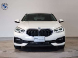 【BMWの伝統】BMWの特徴的な&ldquo;キドニーグリル&rdquo;は、80年以上続く伝統の形でございます。変わらないこだわりのデザインが、プレミアムブランド&ldquo;BMW&rdquo;を創り出します。