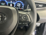 前方の車との車間を設定し、スピードを上げたり緩めたりを自動で行ってくれる追尾式の「レーダークルーズ」。上級装備の一つです!高級車にしかつかない嬉しい機能です。