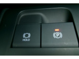「P」ポジションに入れると自動で作動。「HOLD」スイッチを押し、システムONの状態にしておくことで、渋滞や信号待ちなどでブレーキを踏んで停車したときにブレーキを保持。アクセルを踏むと解除。