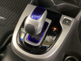 ハイブリッド専用セレクトレバーです。シフトチェンジを電子信号で送信するセレクトレバーを採用していますので、軽快でスマートな操作を楽しめます。
