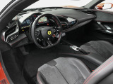 こちらは左ハンドルのお車でございます。内装色はCharcoalを選択しております。