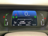 スピードメーターはこちら!すっきりとしたデザインで、昼間でも夜間でも見やすい設計になっています。