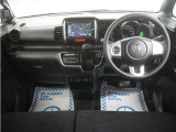 運転にかかわる様々な操作を安全に行えるように視点移動が少なく、操作性に配慮されたスイッチ類が凝縮されたコクピットです。