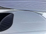 ルーフに、1cm〜5cmほどのへこみが複数ある車両となっております。
