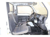 操作性に優れた運転席となります!小物入れや各ボタンの配置にこだわり、使いやすいです!座り心地もよく視認性も良好なのでロングドライブもお任せ下さい!