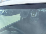 【スズキ】デュアルカメラブレーキは、前方の車両や歩行者を2種類のセンサーで検知し、衝突の危険がある場合にブレーキを作動。事故リスクを軽減し、安全な運転をサポートします。