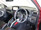 落ち着いた色合いで統一された室内。居心地の良い運転席がロングドライブをサポート。