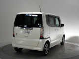 プライバシーガラスが装備されています。外を見るときには気にならずに、後方車両からは車内が見えにくい設計です、周りを気にせず、快適に運転できますよ。
