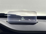 【ヘッドアップディスプレイ(HUD)】フロントウインドウガラスに走行情報を投影します。運転中の目線と重なるように表示されるので、少ない視線移動で速度が確認できるので、 ドライビングに集中できます!