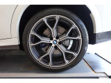 【BMWアロイホイール】軽量かつ強度に拘ったアロイホイール。走行性能ポテンシャルを引き出す設計。タイヤのサイドウォールが強化されたランフラットタイヤは、パンク時にタイヤがつぶれてもリムから外れません。