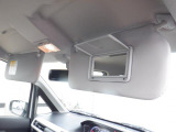 運転席側には簡易的な身だしなみチェックができるバニティミラー付きです☆