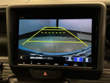 リバースギアに入れるだけで後方の表示へ切り替わります。夜間や雨の日の駐車も楽になりますよ。