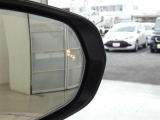 ブラインドスポットモニター装備。隣車線を走る車両を検知。ドアミラーでは確認しにくい後、側方エリアに存在する車両や急接近してくる車両も検知しドアミラーに搭載されたLEDインジケーターが点灯します。
