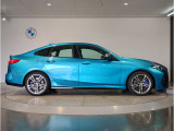 【BMWの伝統-3】BMWのお車は、&ldquo;駆け抜ける歓び&rdquo;を体現しております。走行の安定性とコーナリングの良さを追求し、思い通りにハンドルの操作可能です。