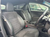 フロントシートのお写真です。 広い足元と、ゆったり座れるシートは長時間の運転でも疲れにくくなっております♪