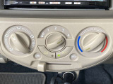 マニュアルエアコンで簡単操作!四季を問わず快適に運転することができます。