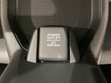 アクセサリーソケットはUSBのアダプターなどをつければ、スマホの充電にも使えます。周辺には物が置けるボックスがついています。