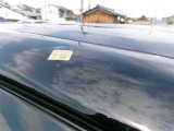 ルーフの運転席側ドア上にキズがあります。