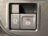指先だけで簡単に操作が可能な電動パーキングブレーキを採用。「HOLD」スイッチを押すと、渋滞や信号待ちなどでブレーキペダルから足を離しても、ブレーキを保持するので安心です