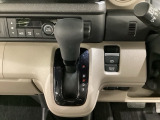 CVT車のセレクトレバーです。低速から高速まで、変速ショックのないスムーズな走りと、エンジン効率のよい領域を維持して燃費にも貢献します。サイドブレーキはスイッチ操作の電子制御パーキングブレーキです。