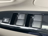 運転席側ドアの内側には、全席のパワーウィンドウスイッチや、ちょっとした小物入れも付いてます。内張生地も軽と思えない品質です★