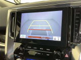 後方の見える安心をお届けするバックガイドモニター付:バックするときのアシストラインもあって楽々バック!車庫入れや縦列駐車をサポートし、苦手な駐車も安心です!今やもう手放せない装備ですネ♪