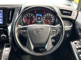 インテリアに合わせたデザインのステアリングは、運転される方のことも考え、運転しやすい形状、大きさです。是非一度、実際に触ってお確かめください。