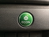 ECON モードをON にするとアクセルペダルの動きに対するエンジンの反応とエアコンの制御を切り換えることで、燃費のいい運転をするドライバーがペダルを踏んだ時と同じようにエンジンを制御します。