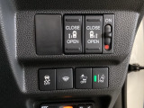 両側電動スライドドアは運転席から操作ができるよう、操作スイッチが付いています。Hondaセンシング用のVSA(ABS+TCS+横滑り抑制)解除と路外逸脱抑制機能などのオンオフスイッチも装備しています。