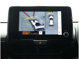 サイドクリアランスビュー表示中に、旋回時の運転操作に合わせて自動で車両を斜め後方から見たような映像を表示。