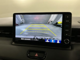 リバースギアに入れるだけで後方の表示へ切り替わります。夜間や雨の日の駐車も楽になりますよ。