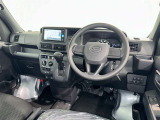運転席まわりです。 各操作スイッチは使いやすい位置に配置されてます。