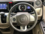 インテリアに合わせたデザインのステアリングは、運転される方のことも考え、運転しやすい形状、大きさです。是非一度、実際に触ってお確かめください。