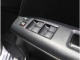 ドア内側、手の届きやすい位置にドアガラスの開閉スイッチ(パワーウインドウ)があります。運転席にはいたずら防止のためのロック付!