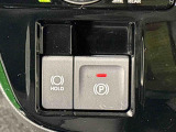 指先だけで簡単に操作が可能な電動パーキングブレーキを採用。「HOLD」スイッチを押すと、渋滞や信号待ちなどでブレーキペダルから足を離しても、ブレーキを保持するので安心です