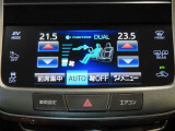 左右独立温度コントロールフルオートエアコンです。運転席、助手席それぞれで独立して温度設定ができます。冷え性の方が乗っても安心ですね♪