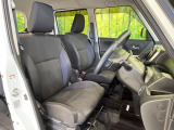 運転席まわりには十分なスペースがあり、大柄な方でもゆったり運転していただける環境です。
