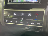 【オートエアコン】一度お好みの温度に設定すれば、車内の温度を検知し風量や温度を自動で調整。暑い&hellip;寒い&hellip;と何度もスイッチ操作をする必要はありません。快適な車内空間には必須の機能ですね♪