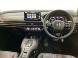 車内は光触媒抗菌消臭施工済です。インパネ周りはスタイリッシュなデザインで機能や装備も充実しています。グローブボックスやカップホルダーのほかにトレーなどたくさんの収納スペースが付いています。